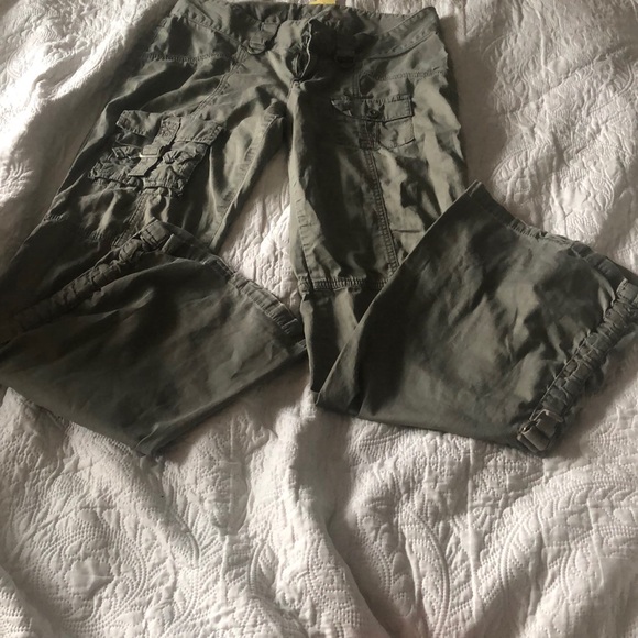 GUESS Olive Cargo Pants 🫒 - Picture 2 of 9